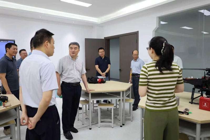 校领导暑期慰问备赛师生