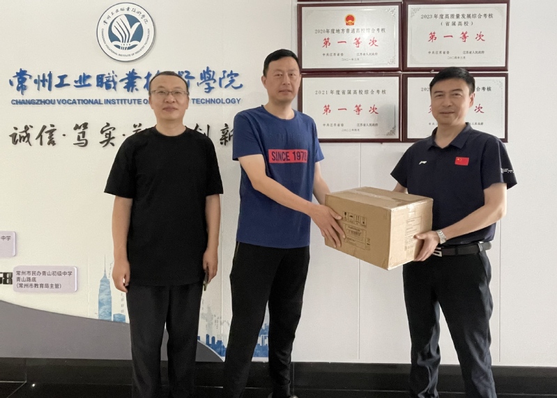 我校开展“八一”建军节慰问活动